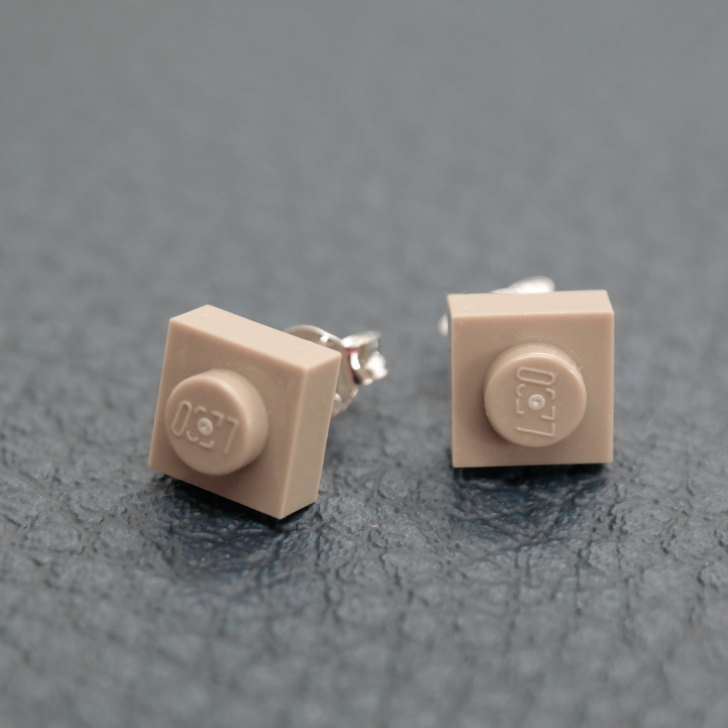 Dunkelbeige Ohrstecker